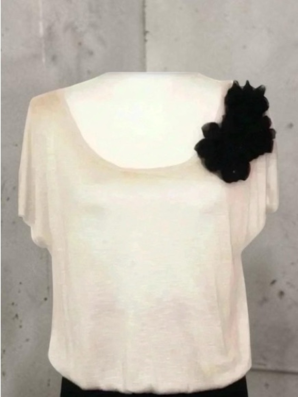 Body Central Brand Ladies Blouse in Cream Accented w/ 3Blk Fabric Flowers